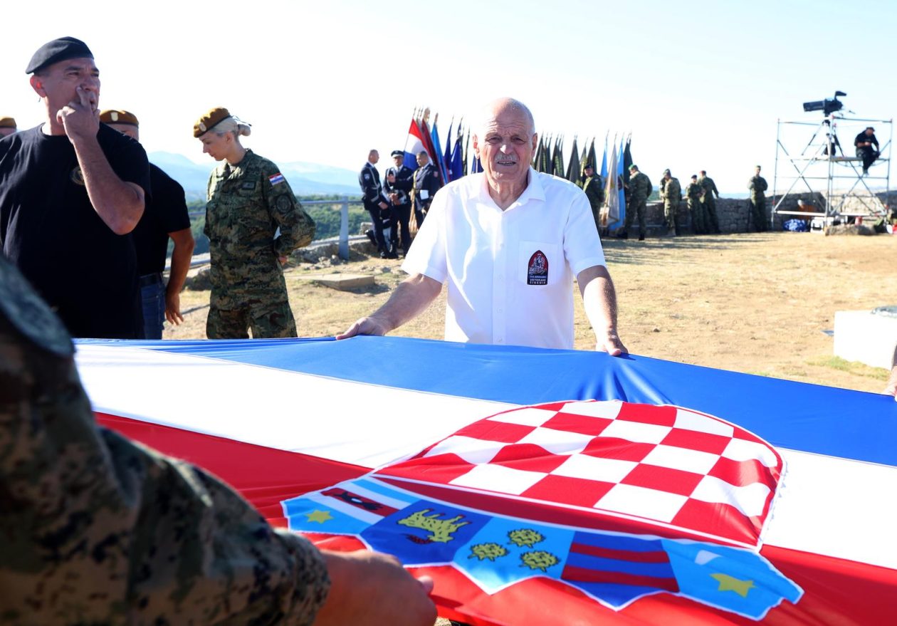 Knin: Na  tvrđavi podignuta hrvatska zastava