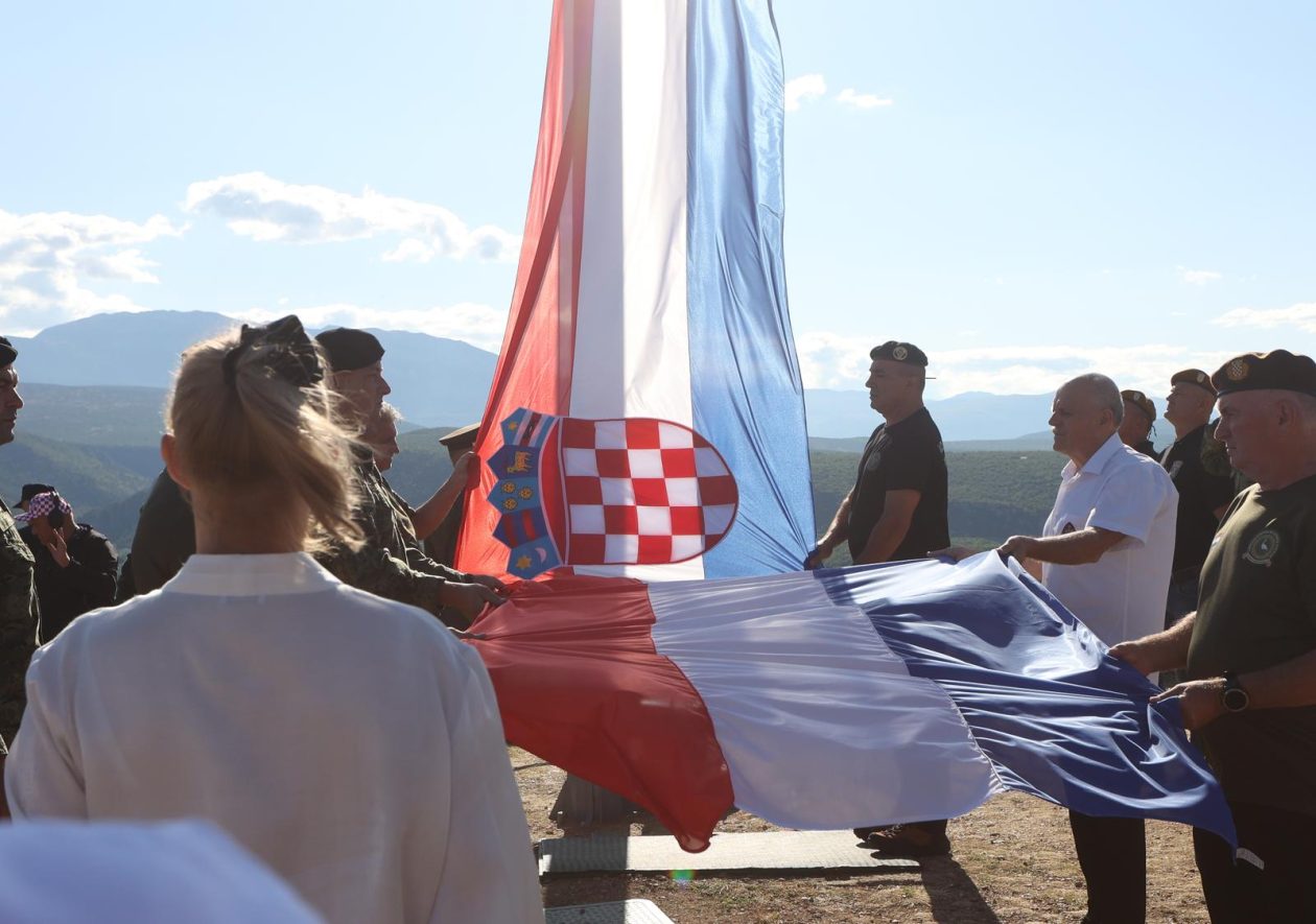 Knin: Na  tvrđavi podignuta hrvatska zastava