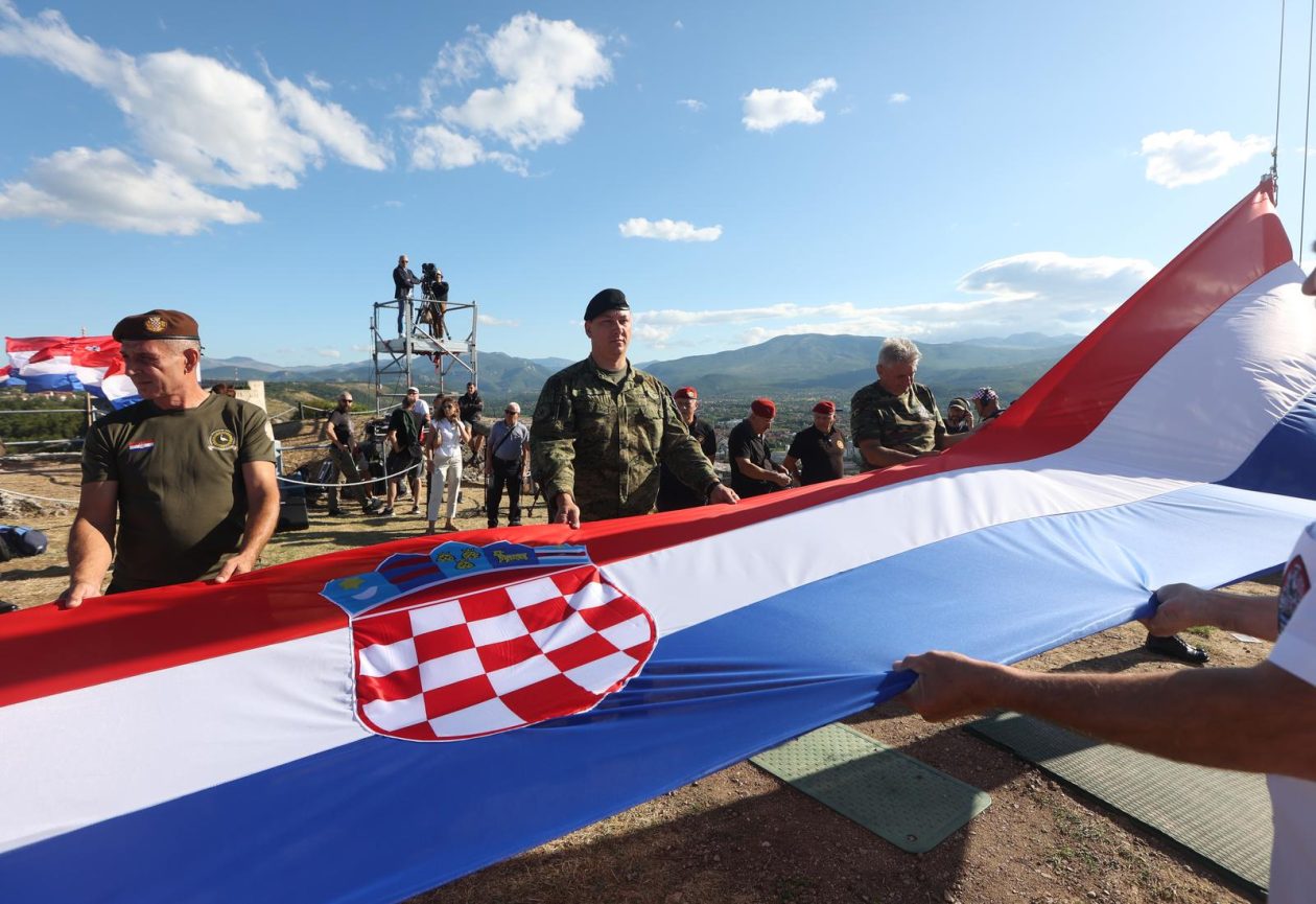Knin: Na  tvrđavi podignuta hrvatska zastava