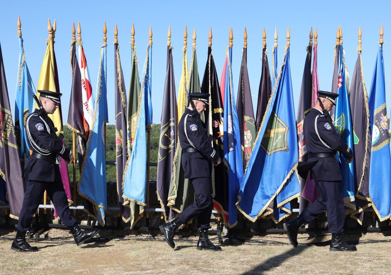Knin: Na  tvrđavi podignuta hrvatska zastava