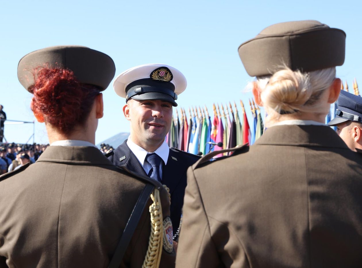 Knin: Na  tvrđavi podignuta hrvatska zastava