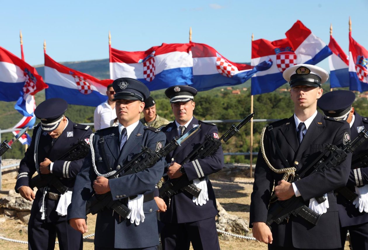 Knin: Na  tvrđavi podignuta hrvatska zastava