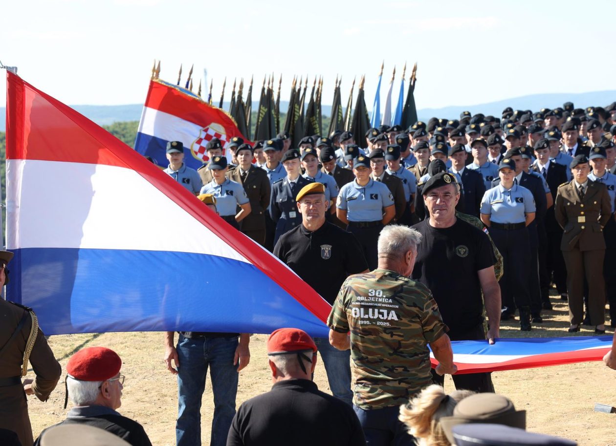 Knin: Na  tvrđavi podignuta hrvatska zastava