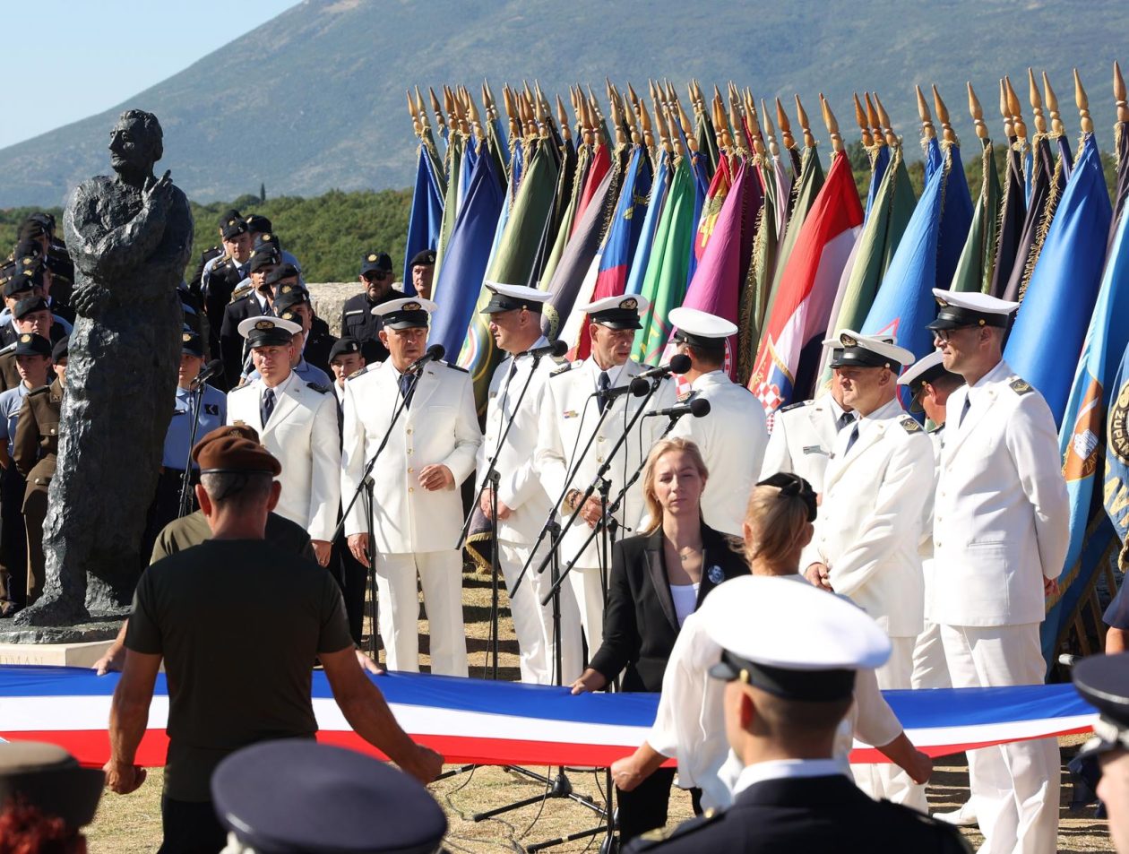 Knin: Na  tvrđavi podignuta hrvatska zastava