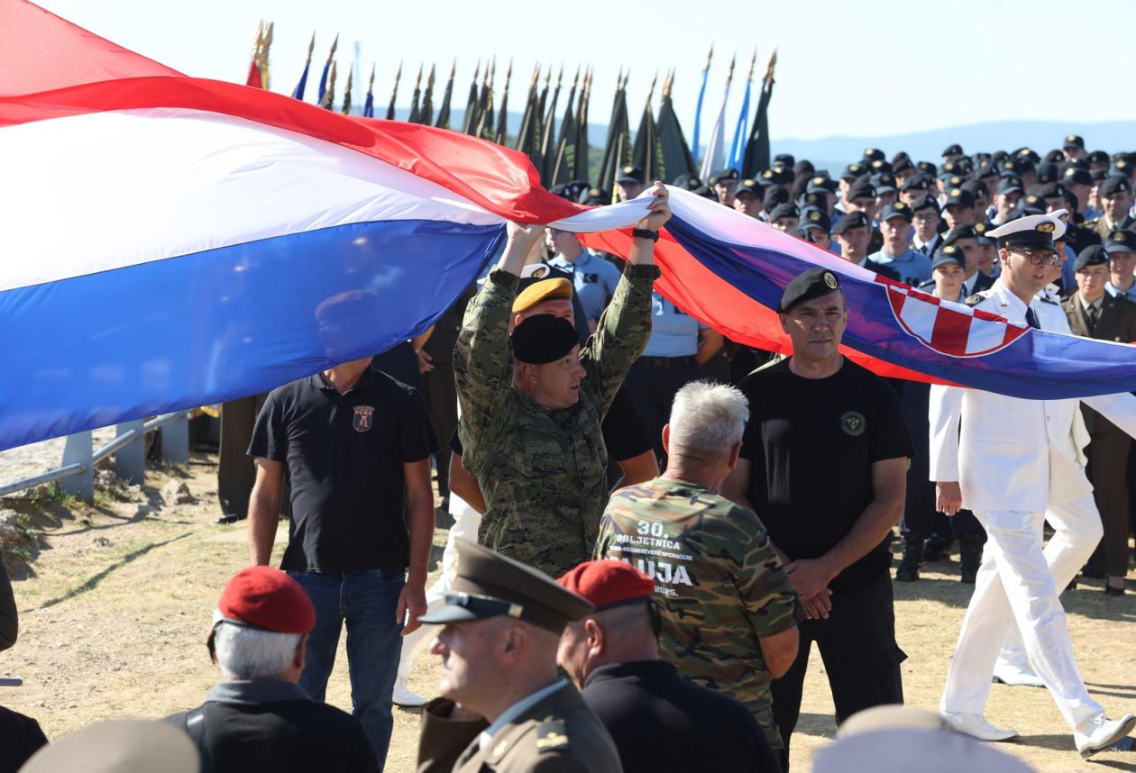 Knin: Na  tvrđavi podignuta hrvatska zastava