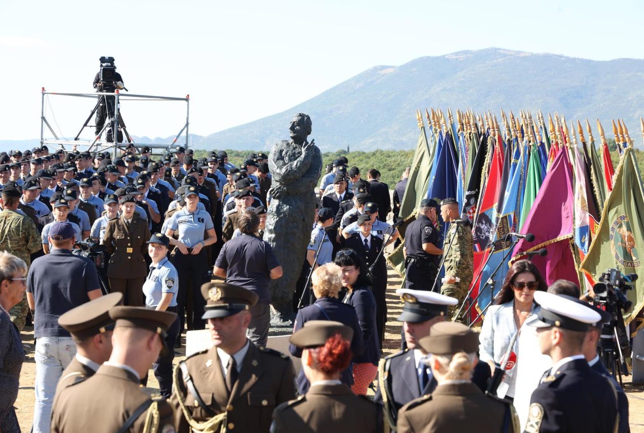 Knin: Na  tvrđavi podignuta hrvatska zastava