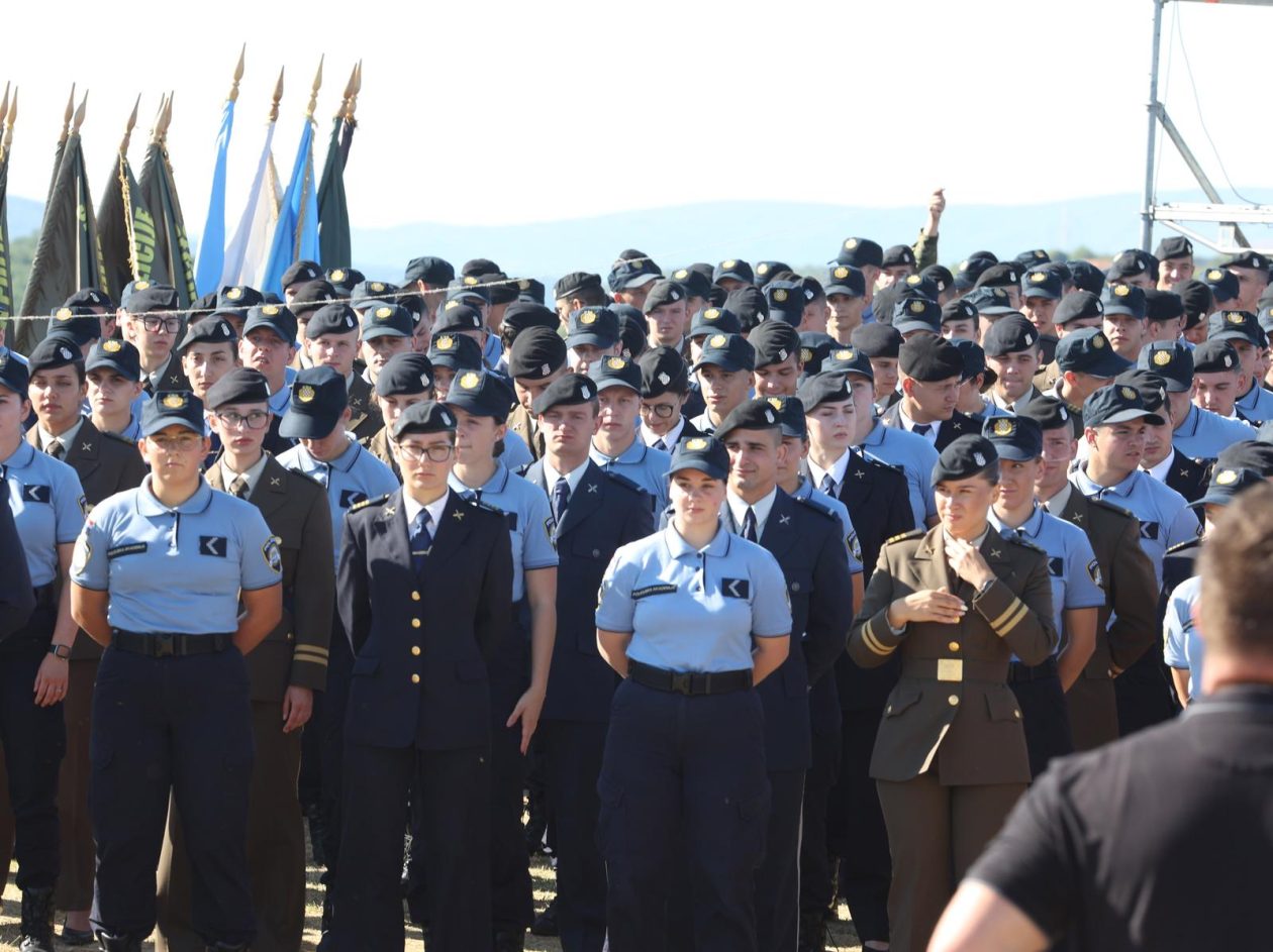 Knin: Na  tvrđavi podignuta hrvatska zastava