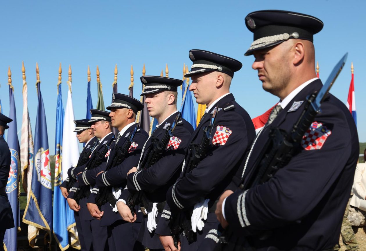 Knin: Na  tvrđavi podignuta hrvatska zastava
