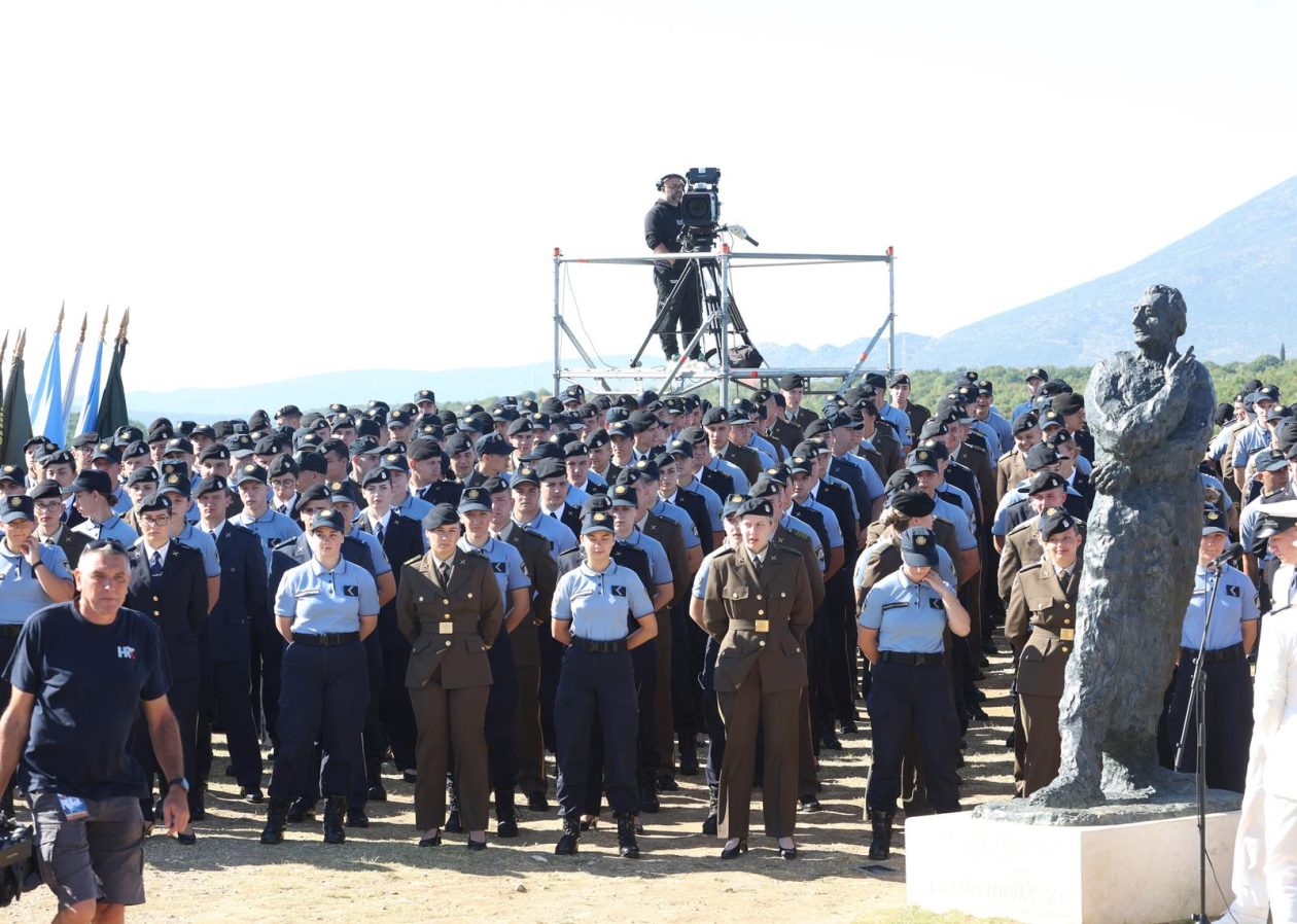 Knin: Na  tvrđavi podignuta hrvatska zastava