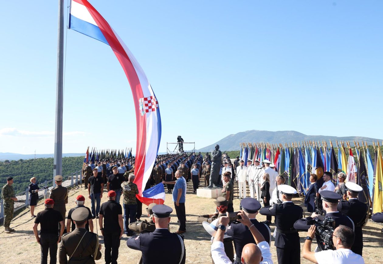 Knin: Na  tvrđavi podignuta hrvatska zastava