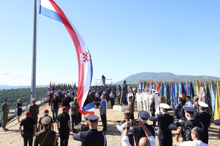 Knin: Na  tvrđavi podignuta hrvatska zastava