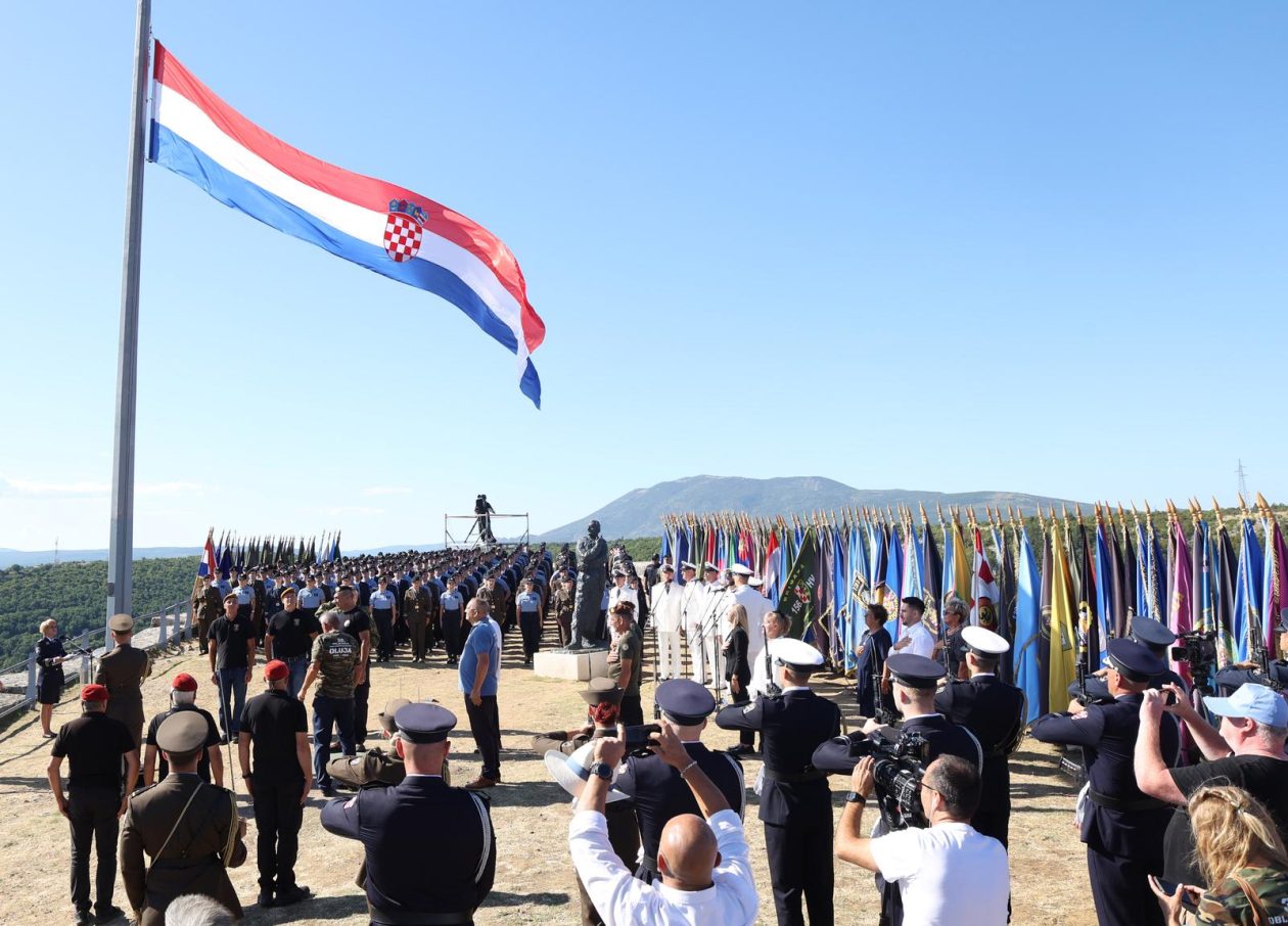 Knin: Na  tvrđavi podignuta hrvatska zastava