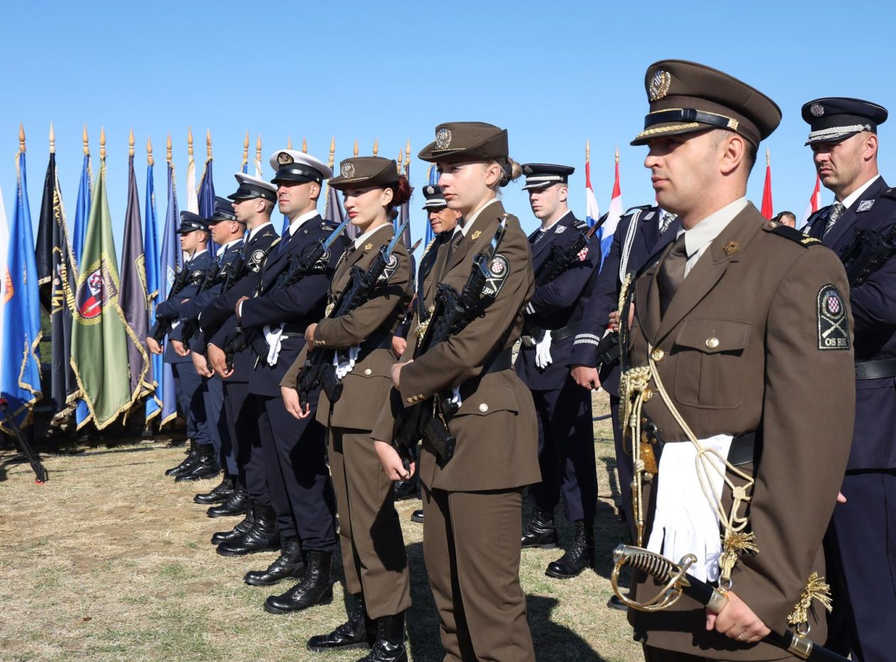 Knin: Na  tvrđavi podignuta hrvatska zastava