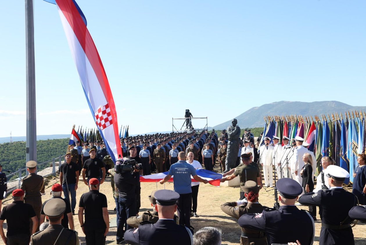 Knin: Na  tvrđavi podignuta hrvatska zastava