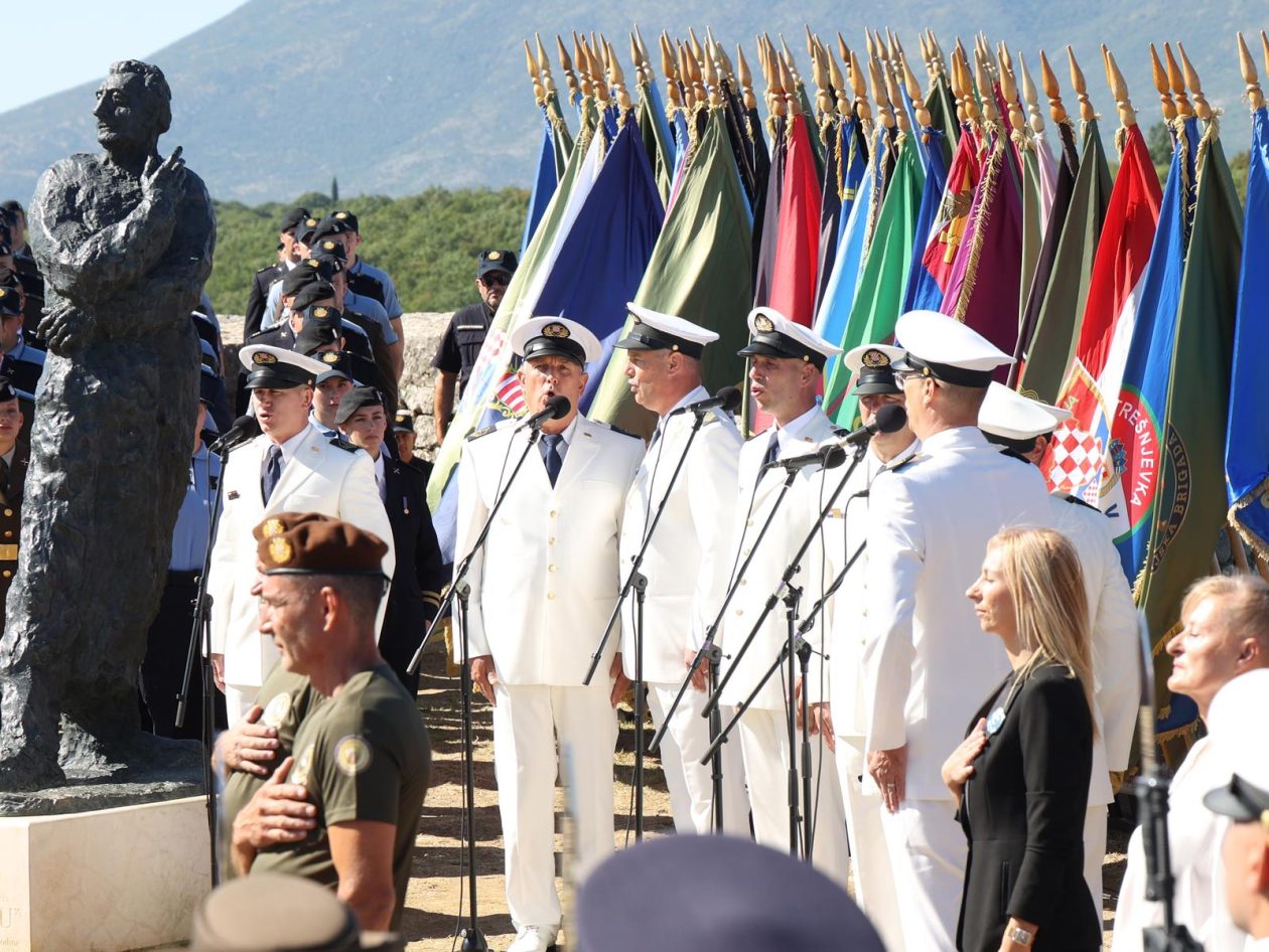 Knin: Na  tvrđavi podignuta hrvatska zastava