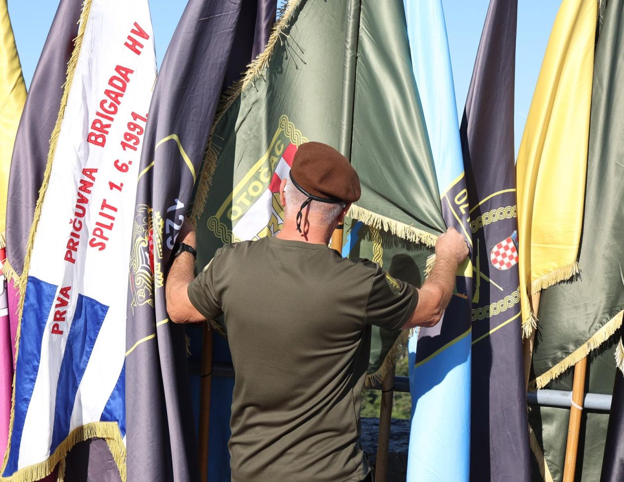 Knin: Na  tvrđavi podignuta hrvatska zastava