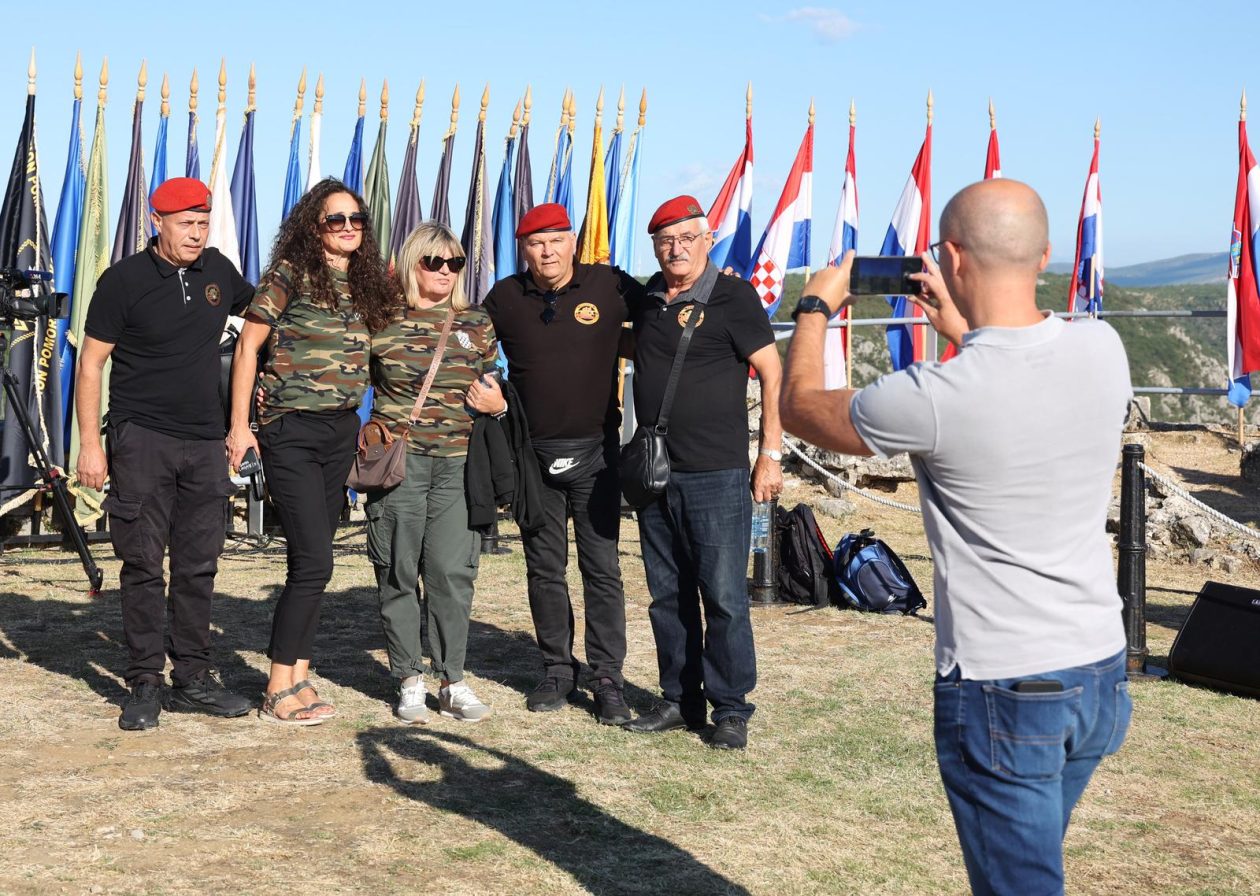 Knin: Na  tvrđavi podignuta hrvatska zastava