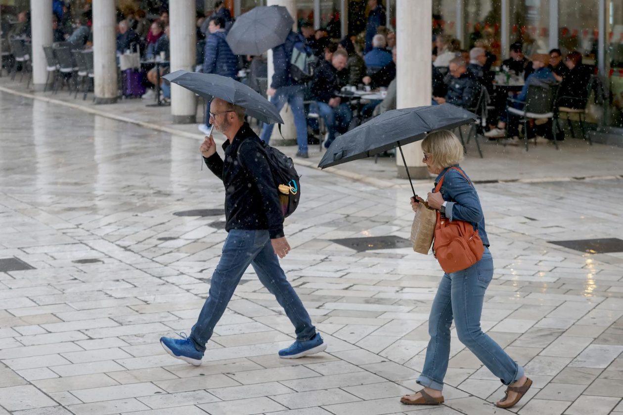 Zadar: Kišna nedjelja u centru grada