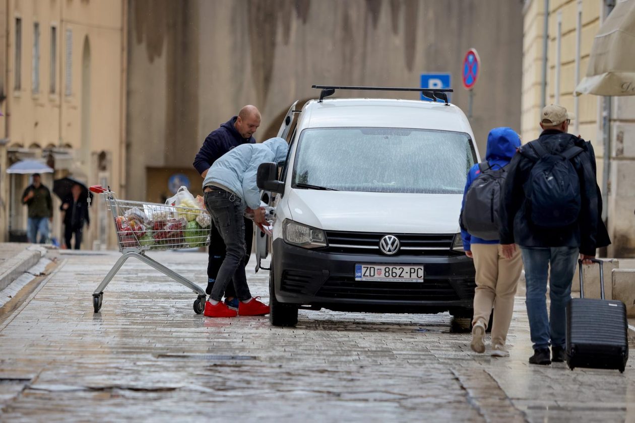 Zadar: Kišna nedjelja u centru grada