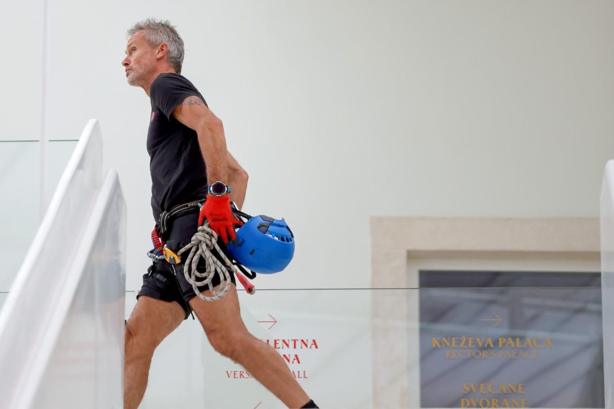 Vertikalne plesne instalacije u prostorima II Palače Vertikalne plesne instalacije u prostorima II Palače