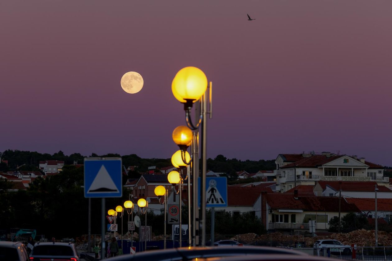 Izlazak punog mjeseca nad Zadrom