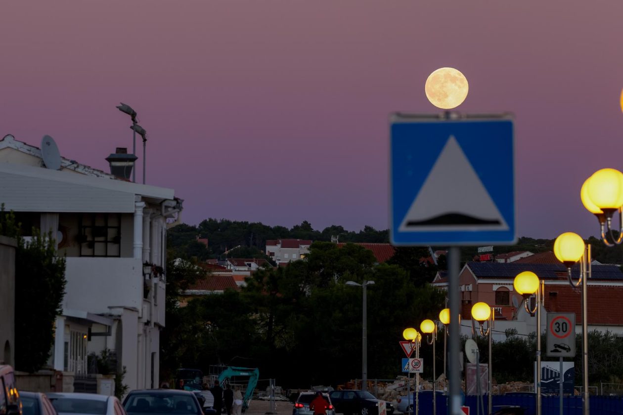 Izlazak punog mjeseca nad Zadrom