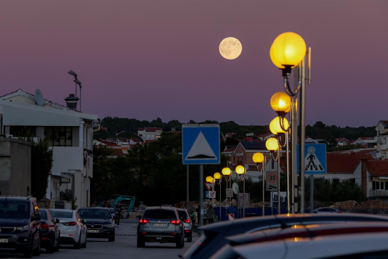 Izlazak punog mjeseca nad Zadrom