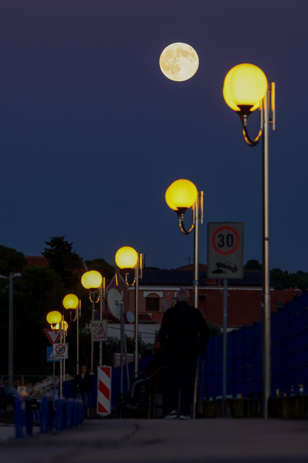 Izlazak punog mjeseca nad Zadrom