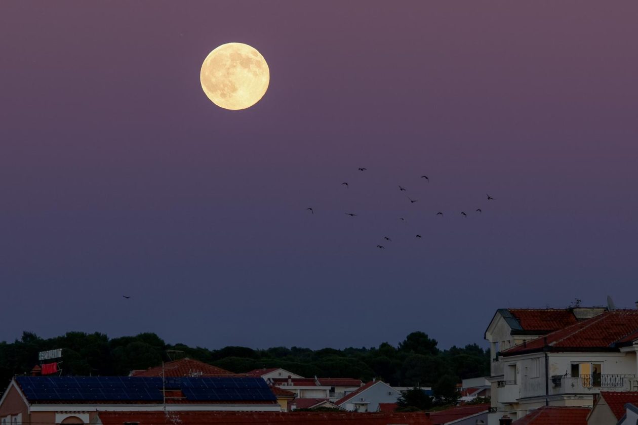 Izlazak punog mjeseca nad Zadrom