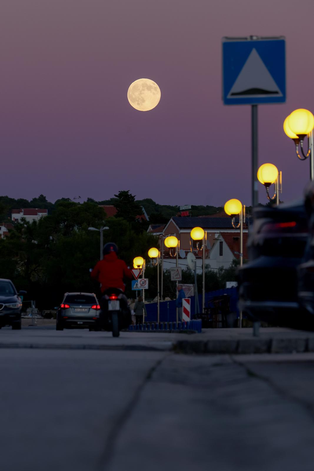 Izlazak punog mjeseca nad Zadrom