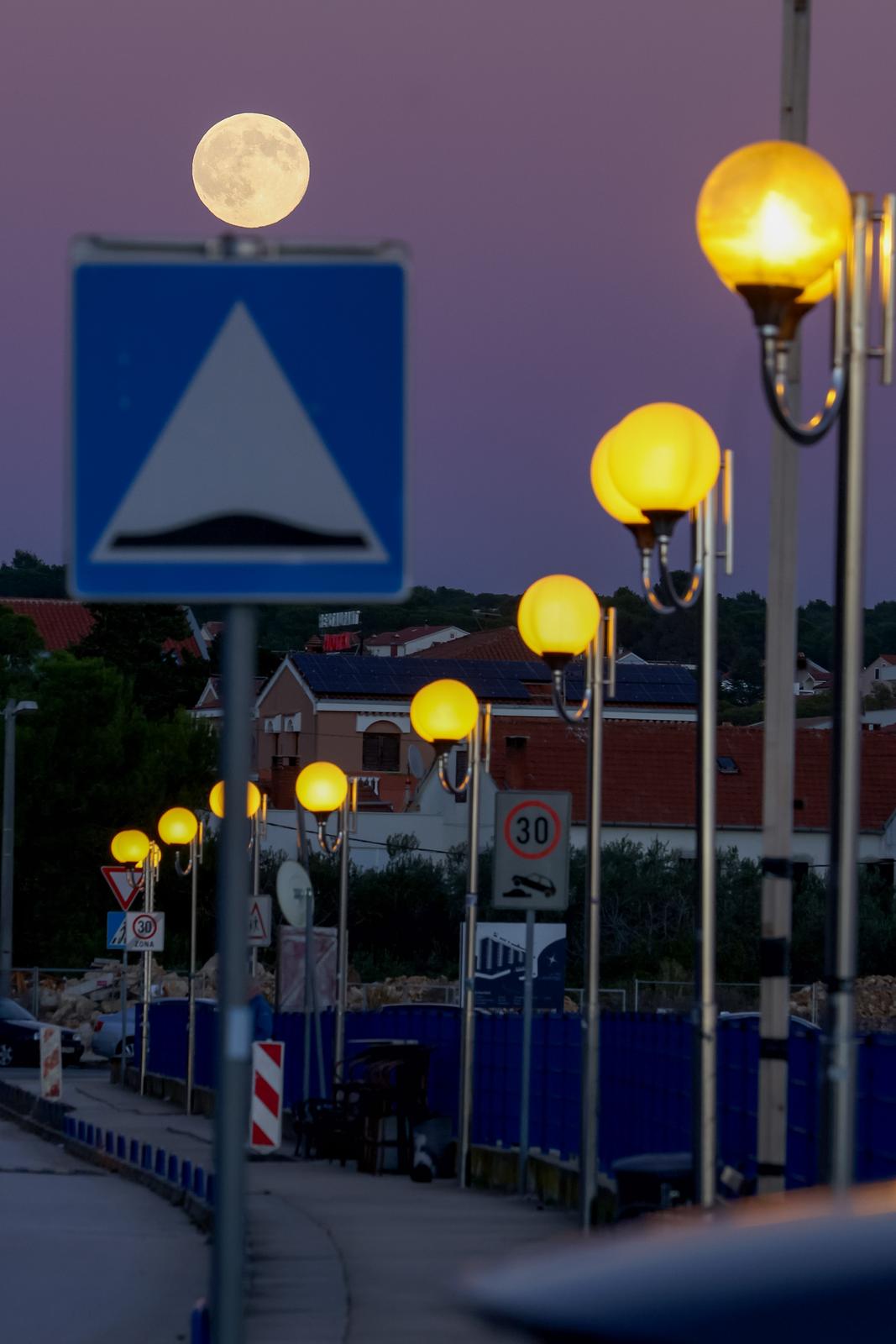 Izlazak punog mjeseca nad Zadrom