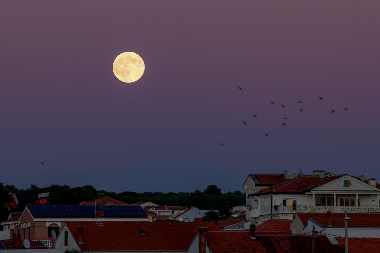 Izlazak punog mjeseca nad Zadrom