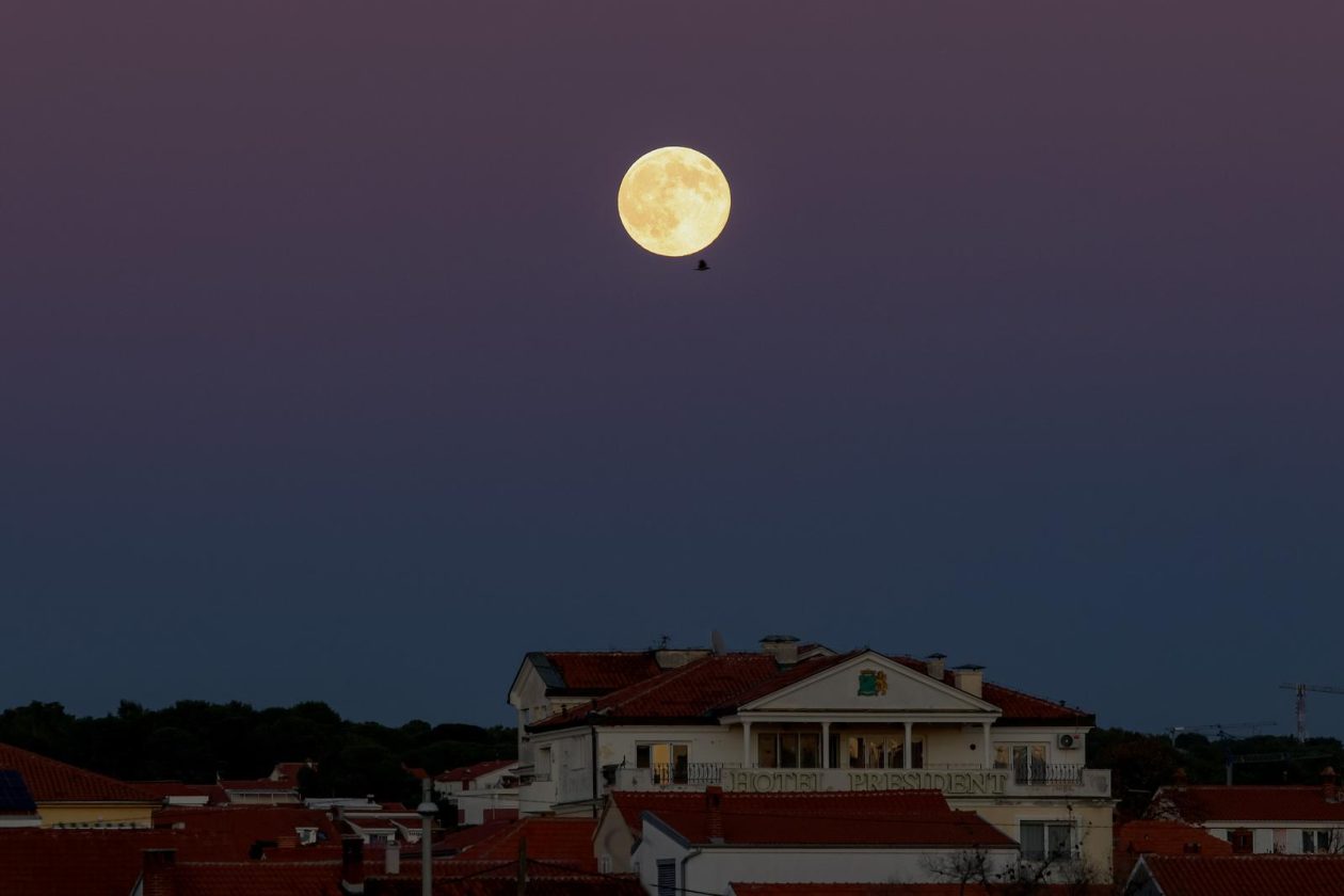 Izlazak punog mjeseca nad Zadrom