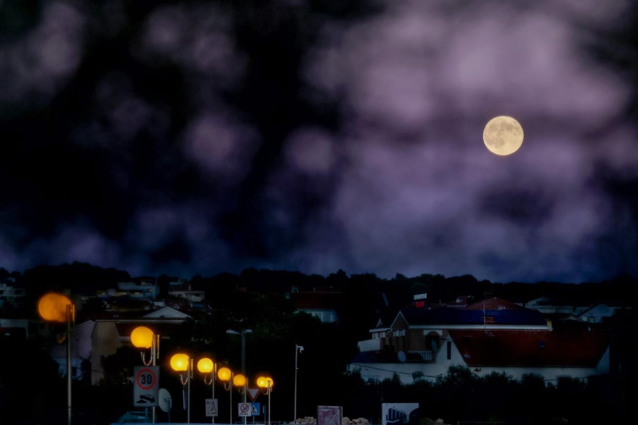 Izlazak punog mjeseca nad Zadrom