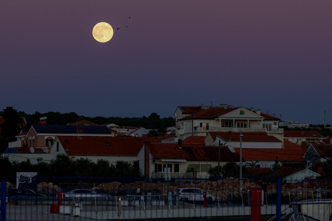 Izlazak punog mjeseca nad Zadrom