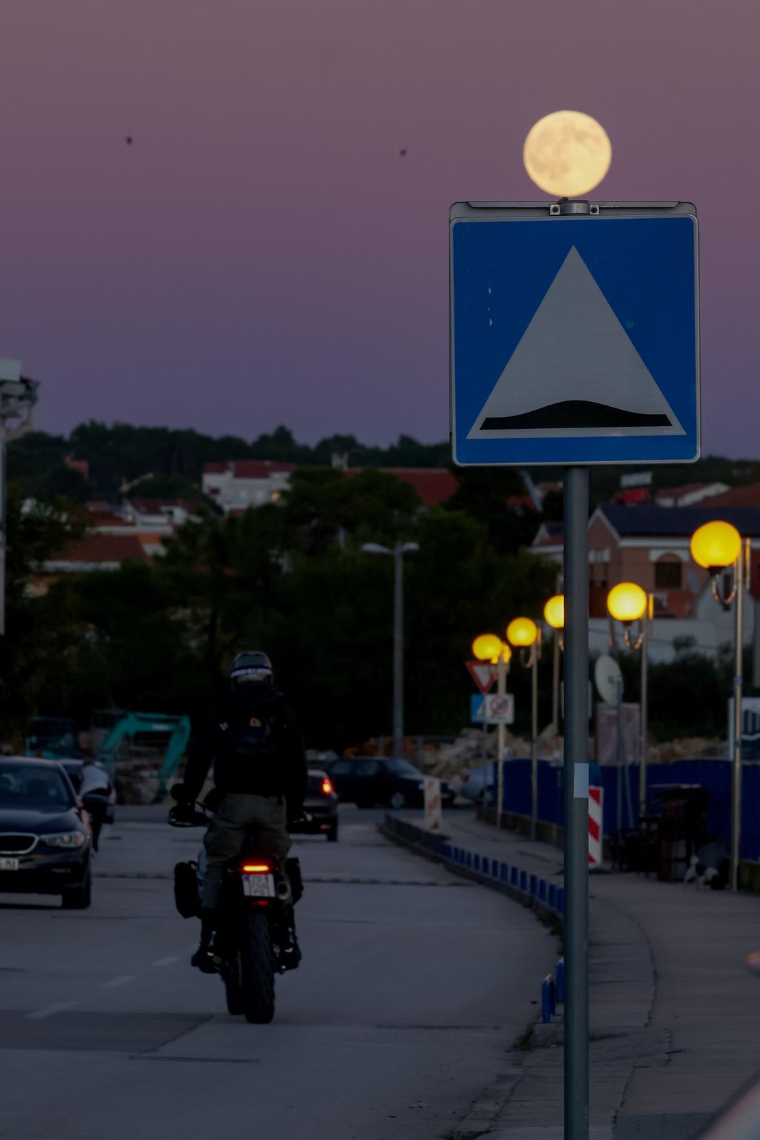 Izlazak punog mjeseca nad Zadrom