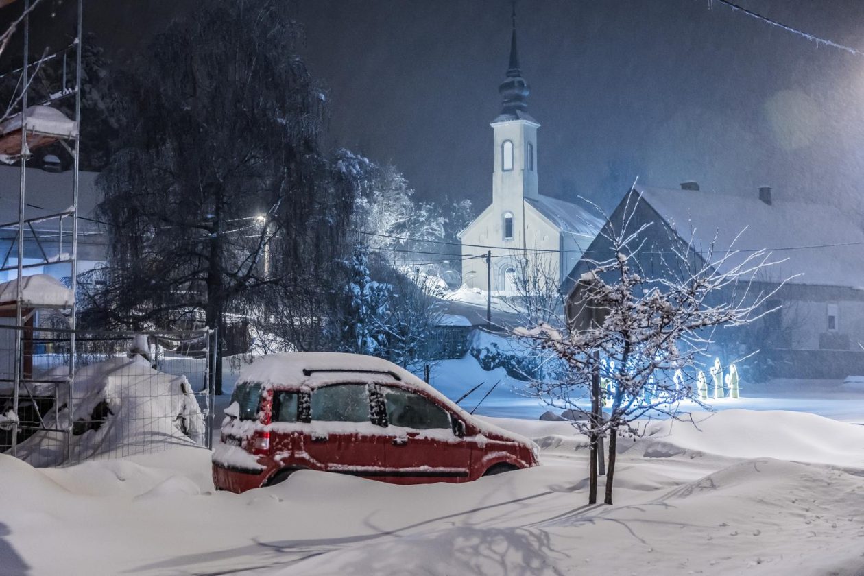 Snježni ugođaj u Gračacu