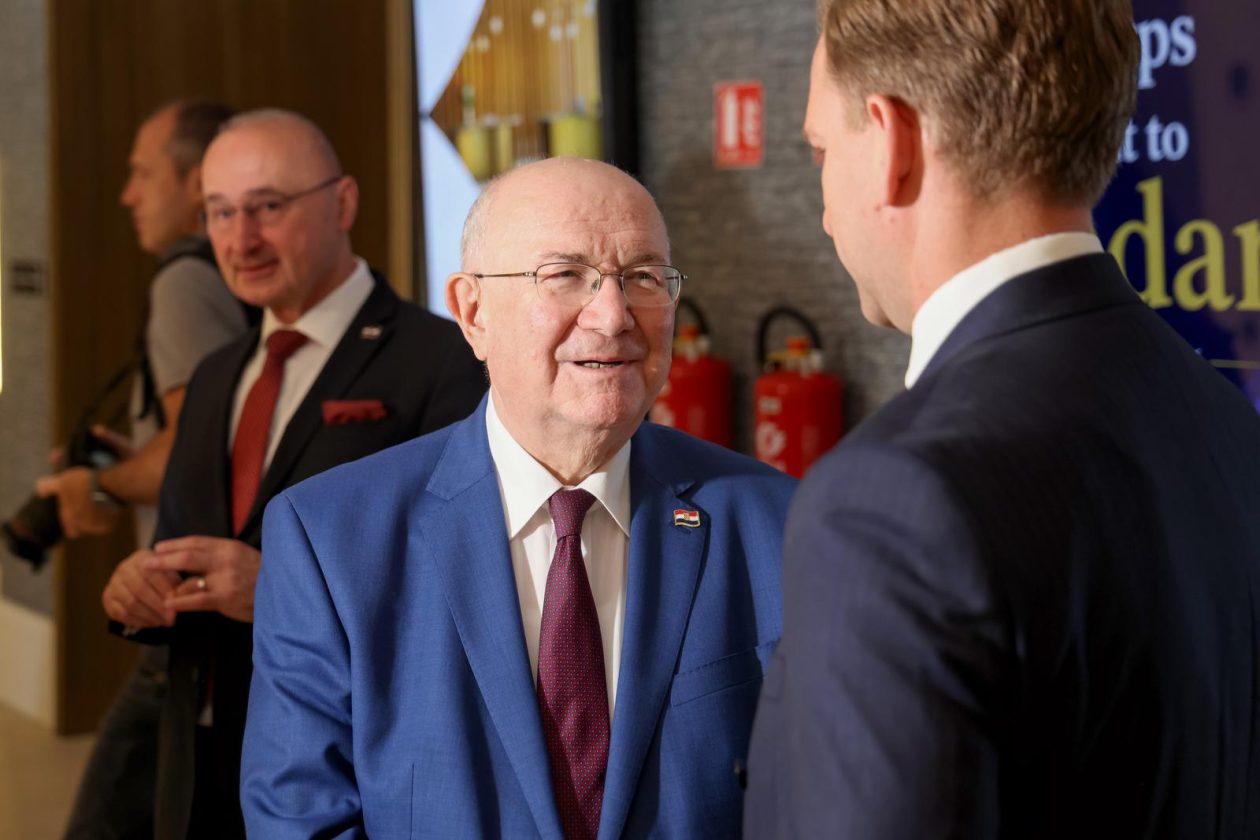 Panel na temu Krešimira Ćosića, sportaš i diplomat Panel na temu Krešimira Ćosića, sportaš i diplomat