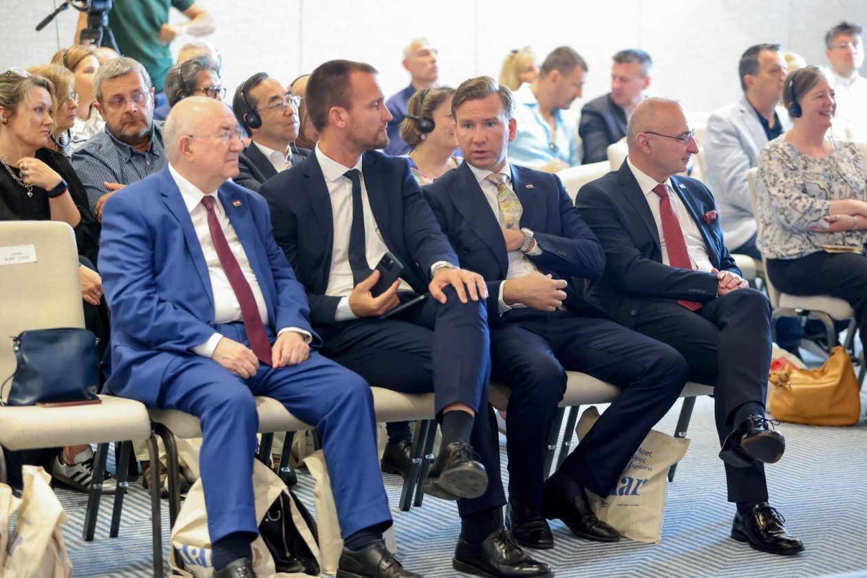 Panel na temu Krešimira Ćosića, sportaš i diplomat Panel na temu Krešimira Ćosića, sportaš i diplomat