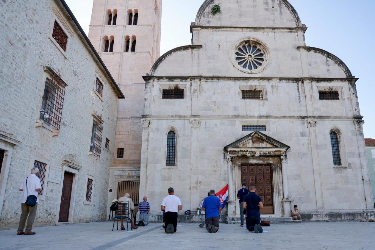 Zadar: Molitelji ispred crkve Sv. Marije Zadar: Molitelji ispred crkve Sv. Marije