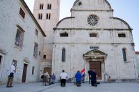 Zadar: Molitelji ispred crkve Sv. Marije Zadar: Molitelji ispred crkve Sv. Marije