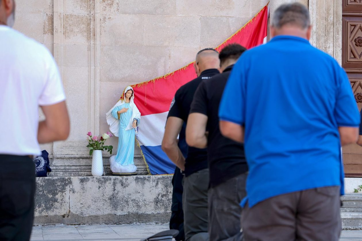 Zadar: Molitelji ispred crkve Sv. Marije Zadar: Molitelji ispred crkve Sv. Marije