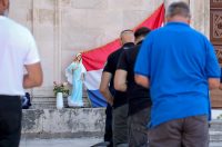 Zadar: Molitelji ispred crkve Sv. Marije Zadar: Molitelji ispred crkve Sv. Marije