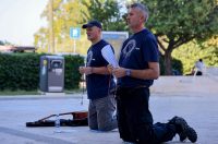 Zadar: Molitelji ispred crkve Sv. Marije Zadar: Molitelji ispred crkve Sv. Marije