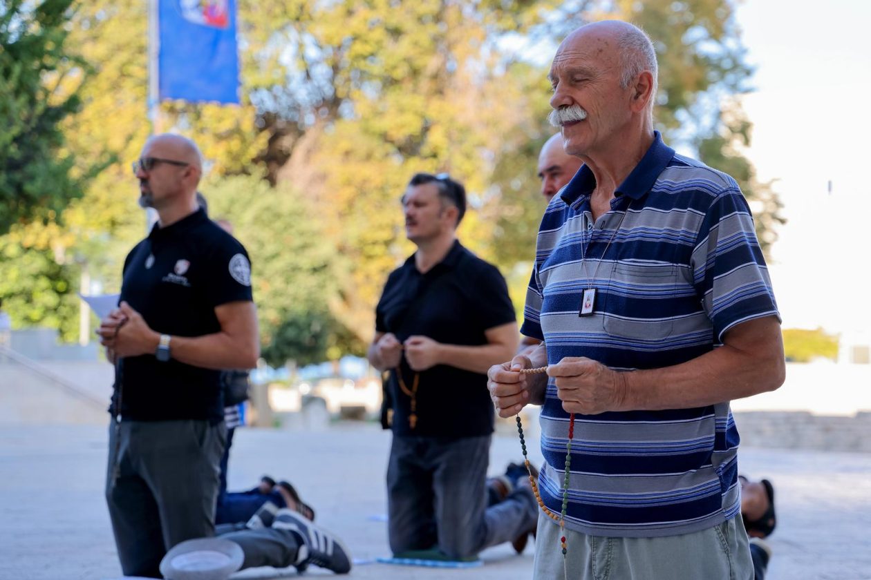 Zadar: Molitelji ispred crkve Sv. Marije Zadar: Molitelji ispred crkve Sv. Marije