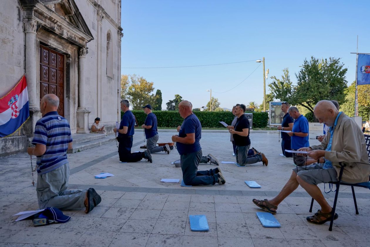 Zadar: Molitelji ispred crkve Sv. Marije Zadar: Molitelji ispred crkve Sv. Marije