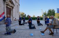 Zadar: Molitelji ispred crkve Sv. Marije Zadar: Molitelji ispred crkve Sv. Marije