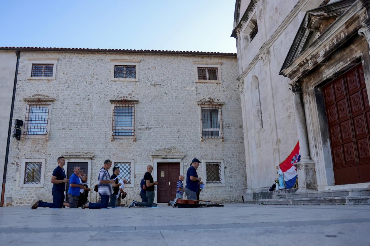 Zadar: Molitelji ispred crkve Sv. Marije Zadar: Molitelji ispred crkve Sv. Marije