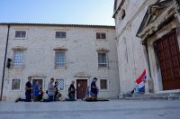 Zadar: Molitelji ispred crkve Sv. Marije Zadar: Molitelji ispred crkve Sv. Marije