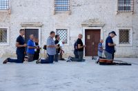 Zadar: Molitelji ispred crkve Sv. Marije Zadar: Molitelji ispred crkve Sv. Marije